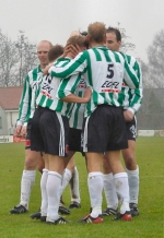 Gert Eenkhoorn krijgt de felicitaties van zijn medespelers na het maken van de 2-1. (Foto Helmich Lubberts)